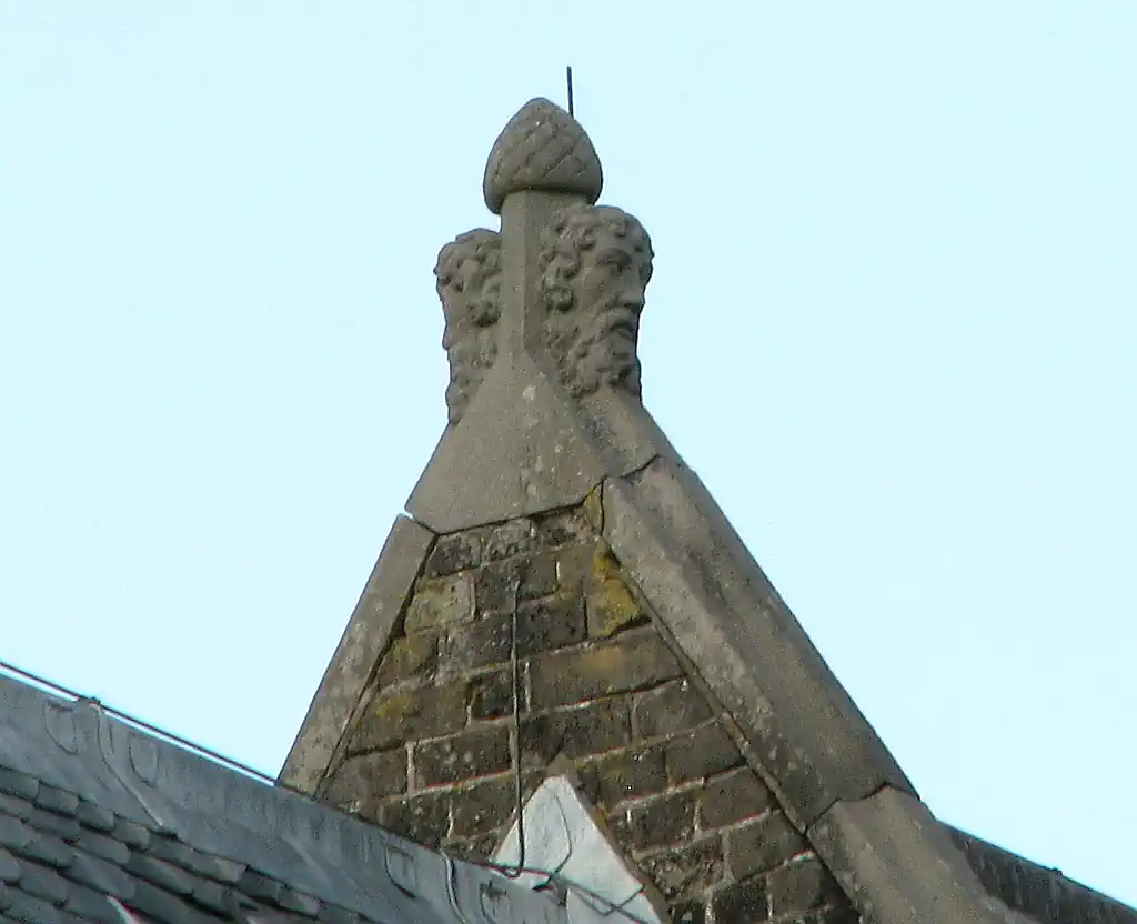 De Januskop of Willibrord op het dak van de Willibrordkerk. Gezien van het JB Plein. Bron RondjeVecht.nl.