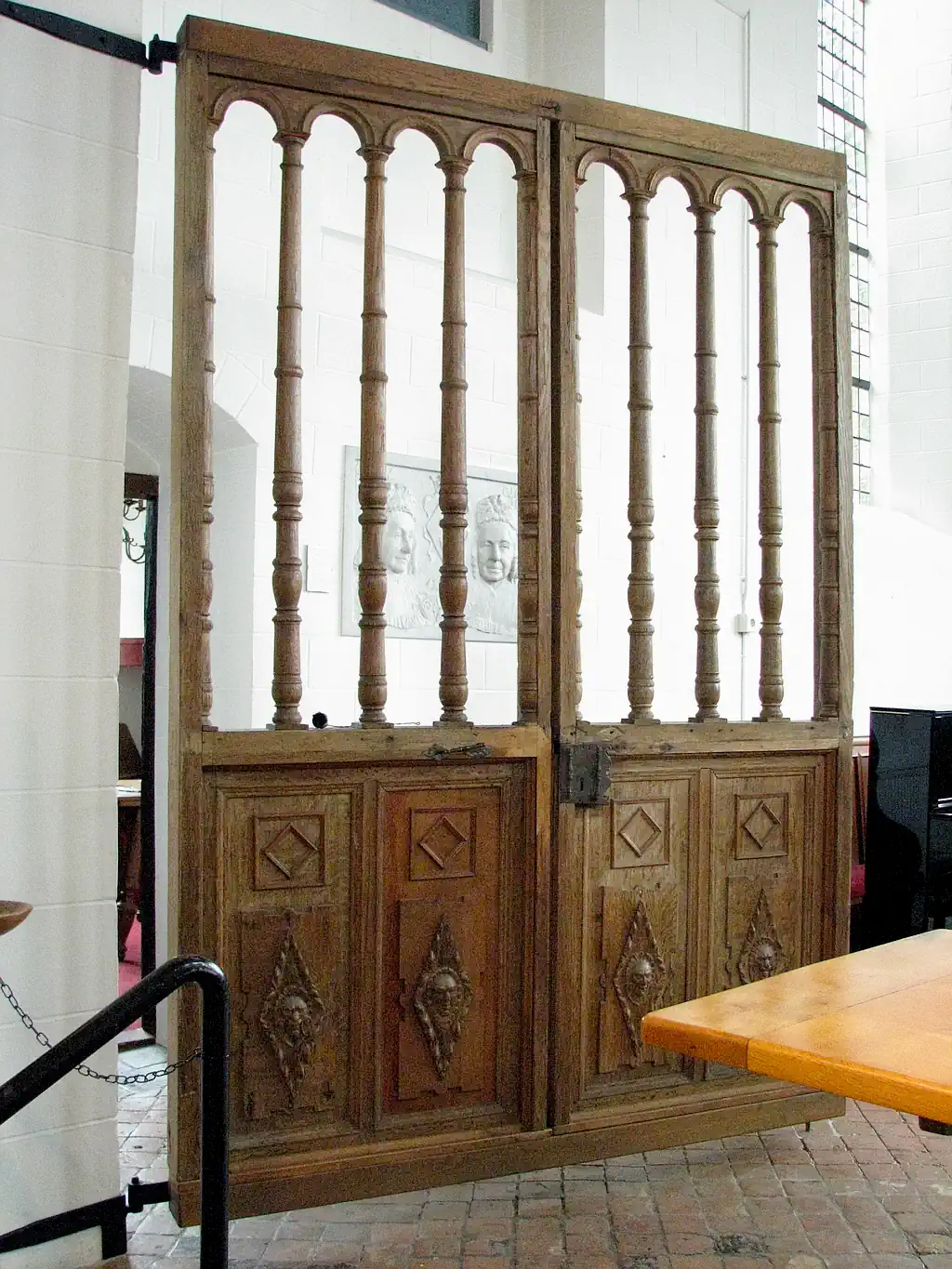 Het koorhek in de Willibrordkerk (op de heuvel). Bron RondjeVecht.nl