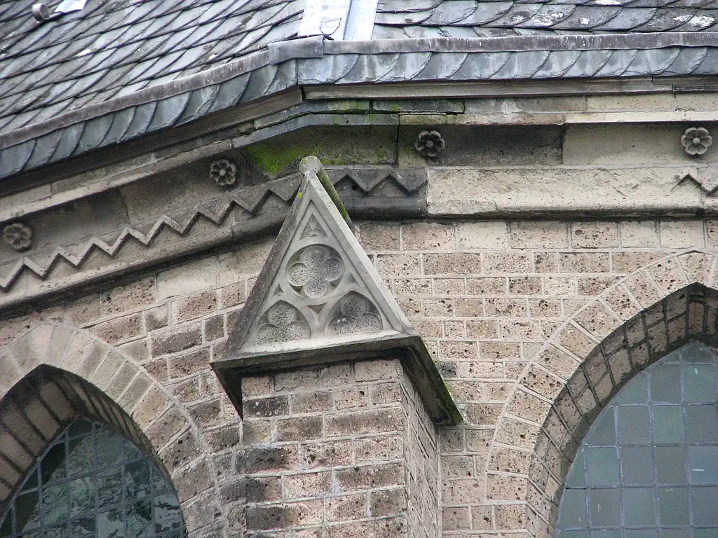 Steunbeer van de  Willibrordkerk. Gezien van de Kerkstraat. Bron RondjeVecht.nl.