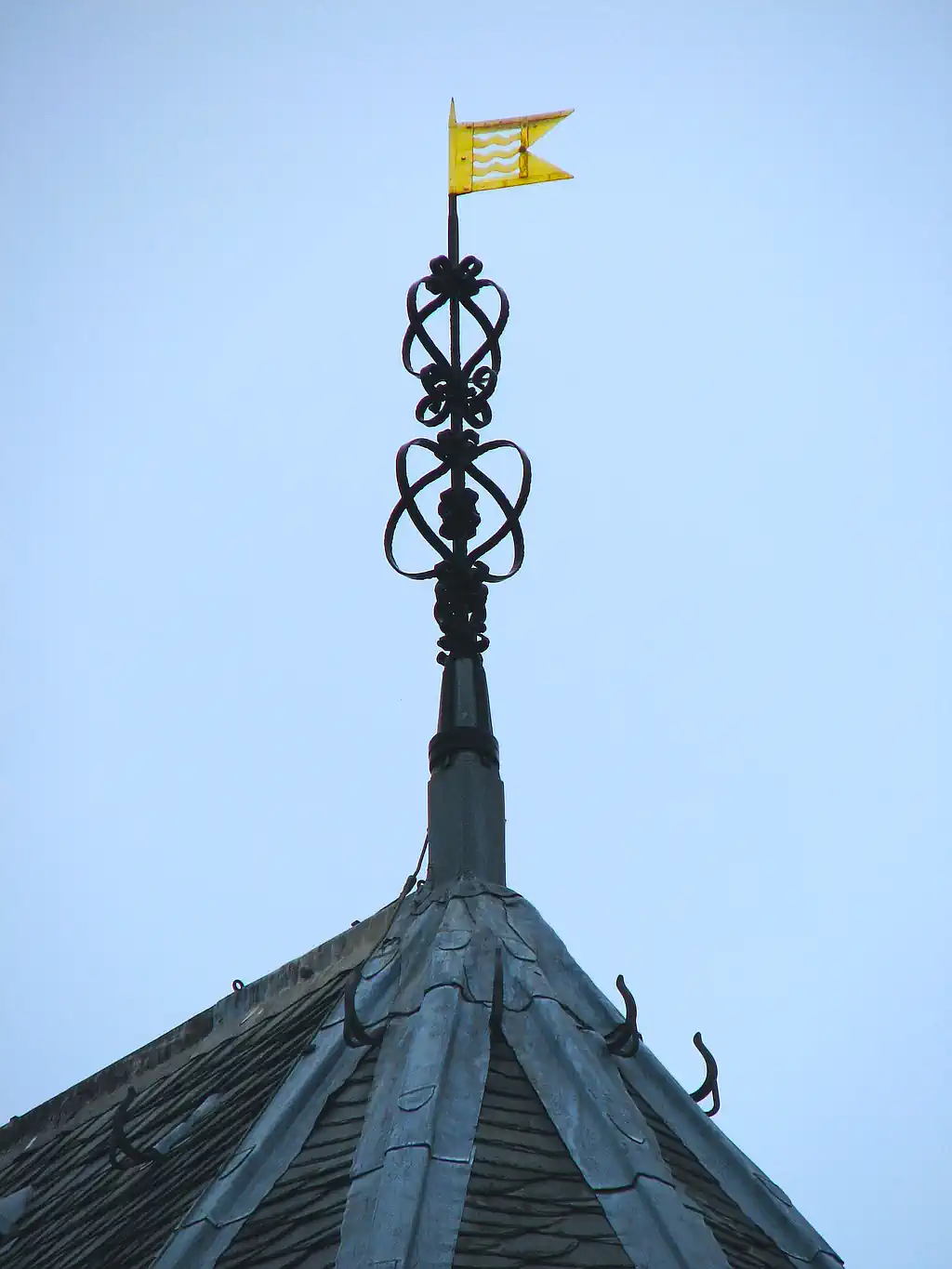 Windvaantje op de Willibrord kerk. Gezien van de Kerkstraat. Bron RondjeVecht.nl.