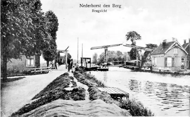 voor 1952 10 Sep. (Reevaart gesloten voor scheepvaart) - Dit is een vergroting van een ansichtkaart Het huis rechts is de brugwachterswoning Archiefnr 2-7-1 Bron Historischekring