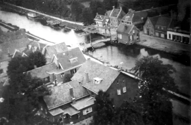 voor 1952 10 Sep (Reevaart gesloten voor scheepvaart) - Gezicht van uit de R K Kerk Reevaart met de Brug rechts ernaast Archiefnr 1-4-9 Bron Historischekring