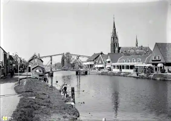 voor 1952 10 Sep (Reevaart gesloten voor scheepvaart) - Hart van het dorp met de (oude) Reevaart Archiefnr 2015-12-22_729_TvdK Bron Historischekring